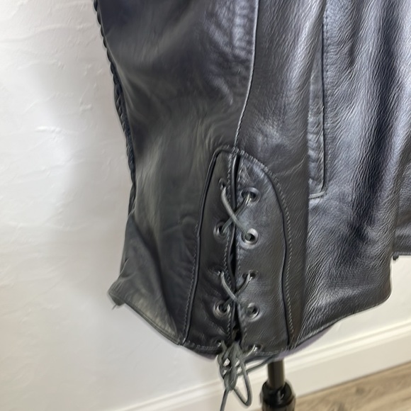 - Vintage Black Leather Biker/Motorcycle Jacket with Harley Davidson Patch - Picture 6 of 11